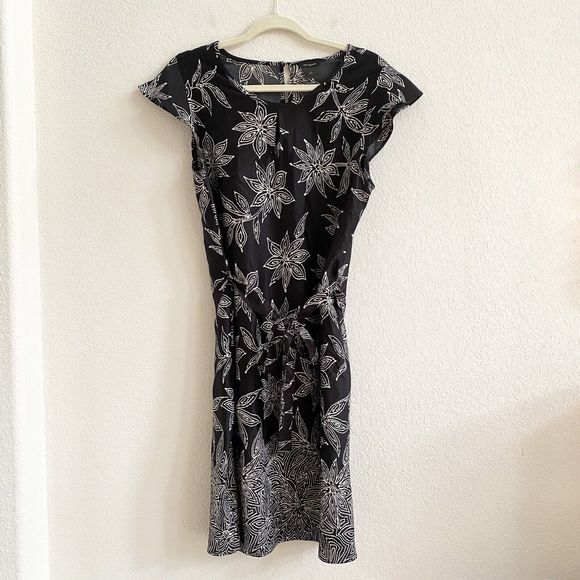 Ann Taylor Dresses & Skirts - Ann Taylor Black & White Floral Tie Waist Shift Cap Sleeve Dress Size M Key Hole